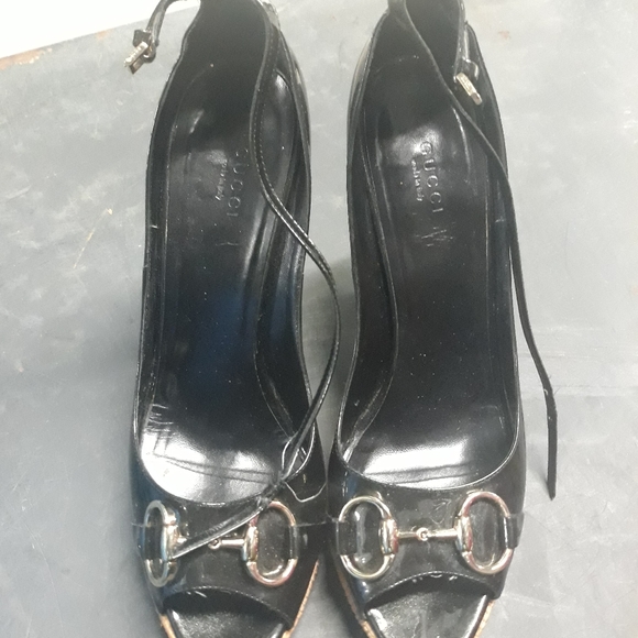 Gucci gunmetal grey, ankle tie, open toe wedge sandal. Size 40 - Picture 1 of 4
